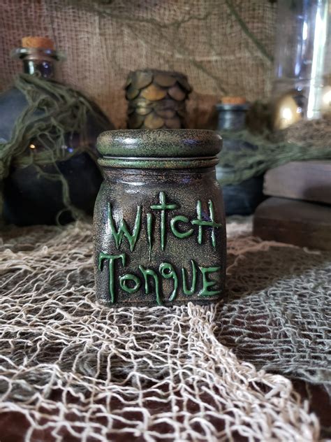 Hocus pocs witch oytline
